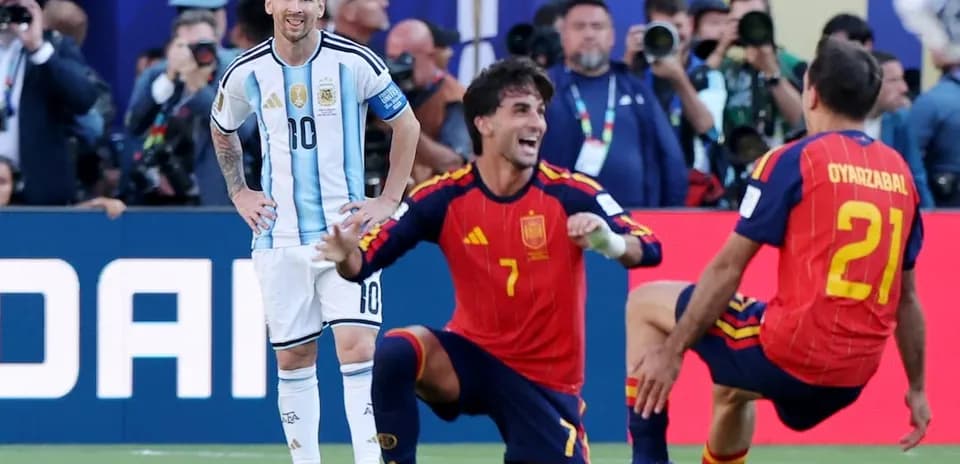 Lionel Messi riendo durante el partido contra España