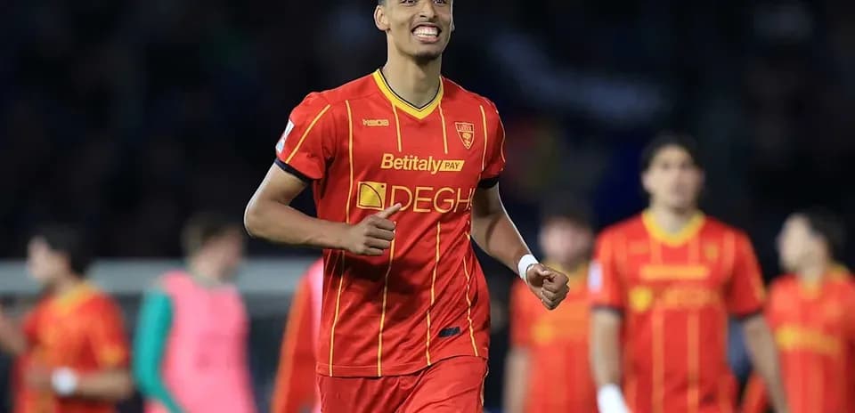 Jugador celebrando gol con camiseta de Benevento