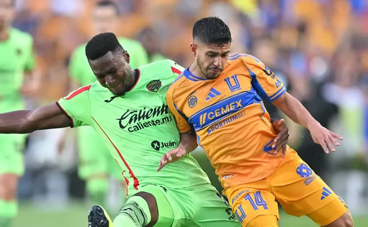 Jugadores de FC Juárez y Tigres UANL en acción