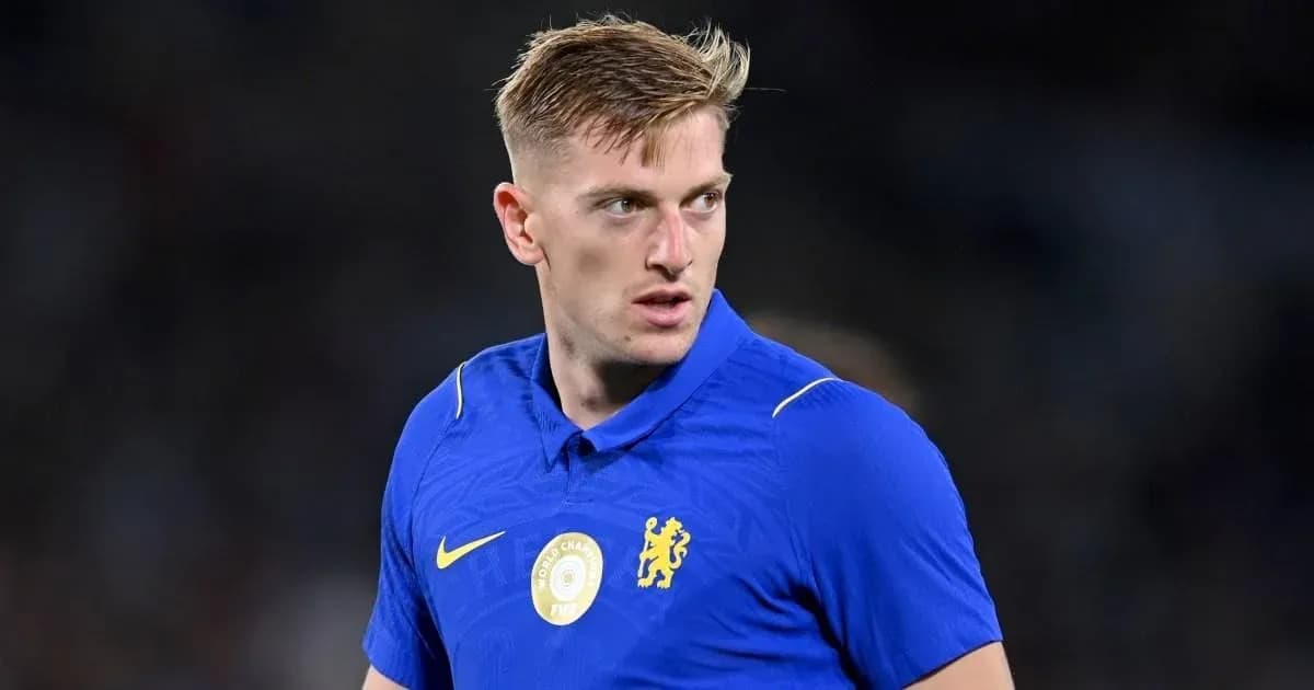 Jugador con camiseta azul de Chelsea en el campo