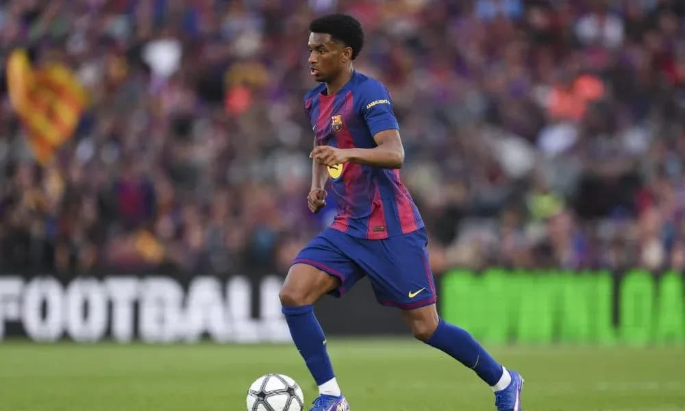 Jugador de Barcelona corriendo con el balón en el campo