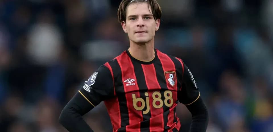 Jugador de Bournemouth en uniforme de juego