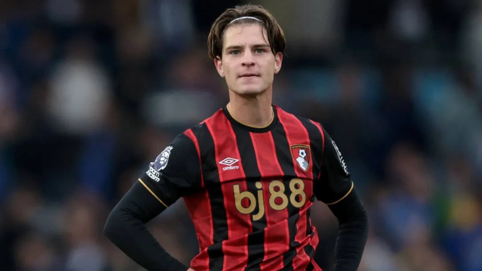 Jugador de Bournemouth en uniforme de juego