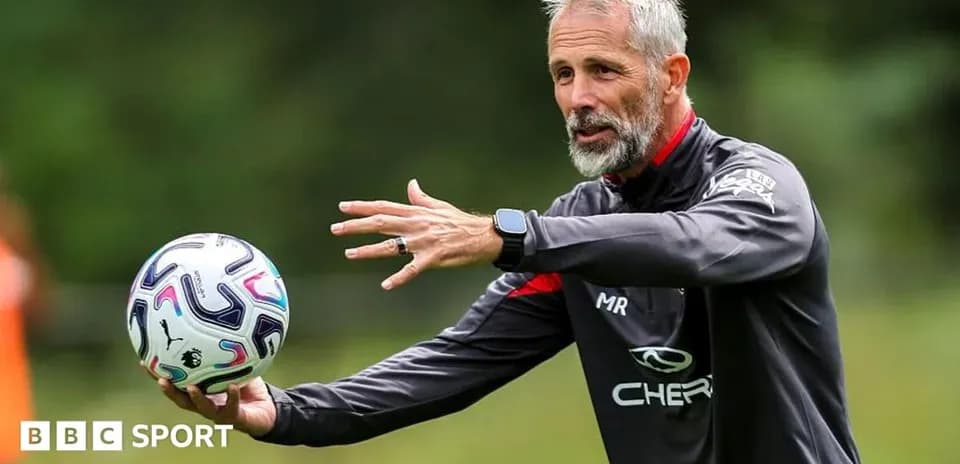Entrenador gesticulando con un balón durante la práctica