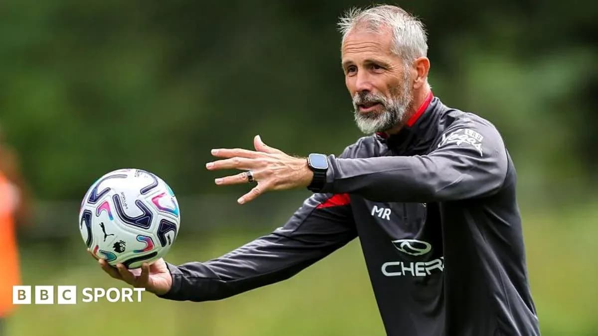 Entrenador gesticulando con un balón durante la práctica