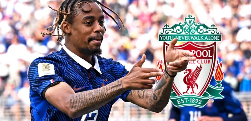 Jugador de Francia celebrando con el logo de Liverpool