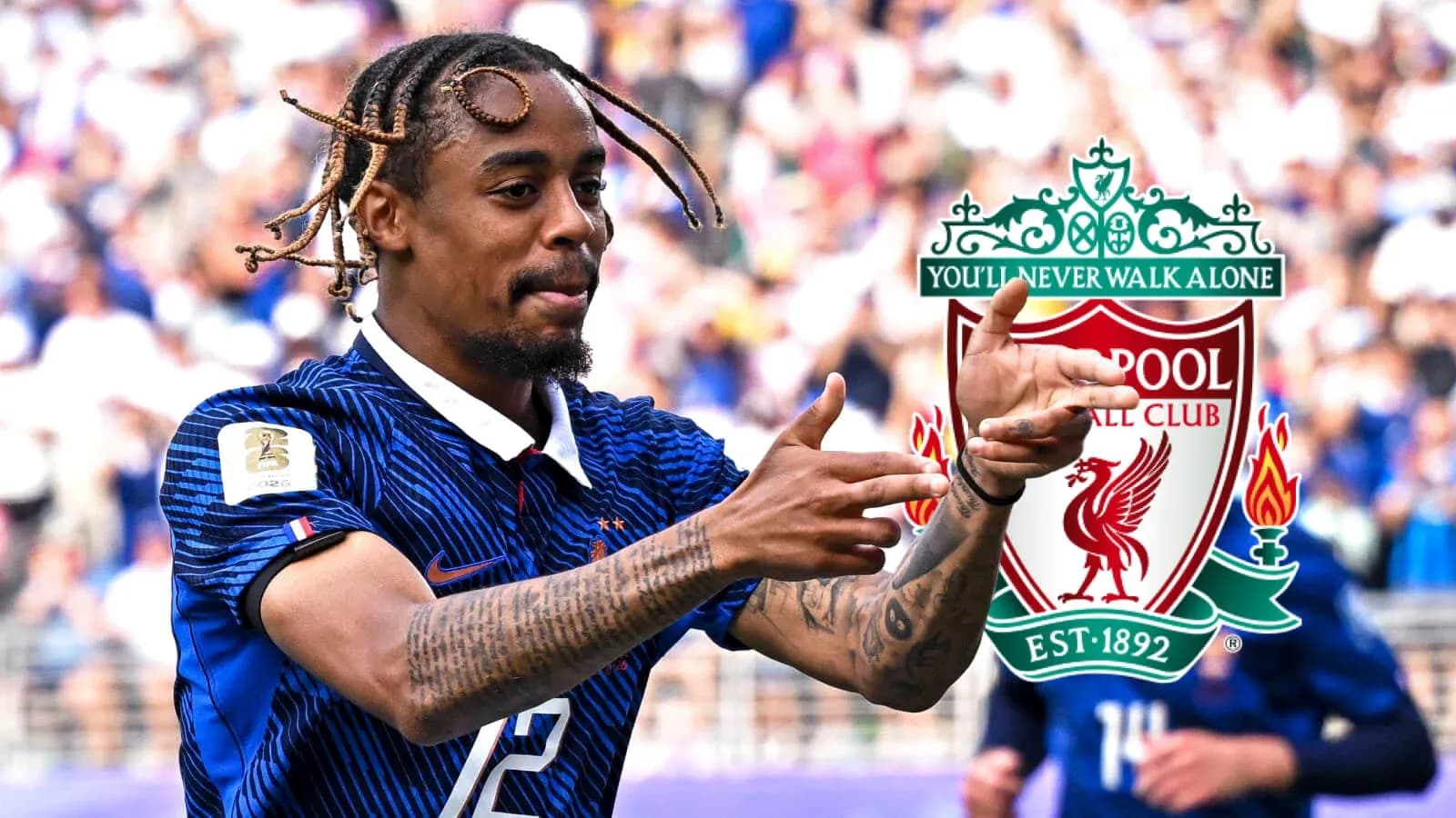 Jugador de Francia celebrando con el logo de Liverpool