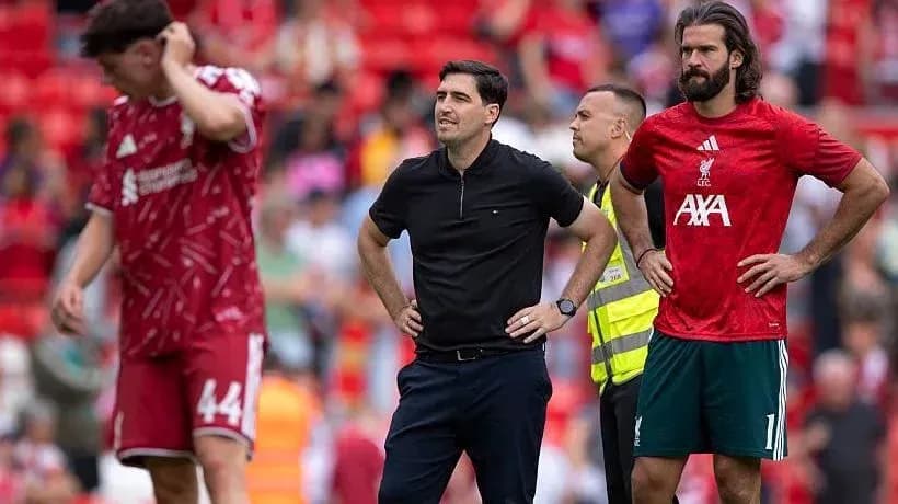 Entrenador y jugadores de Liverpool en el campo