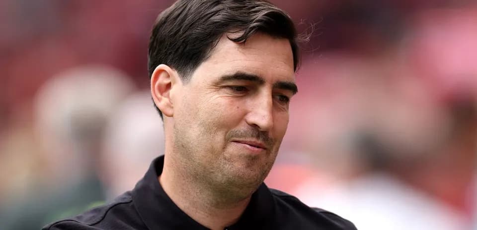 Entrenador sonriendo antes del partido
