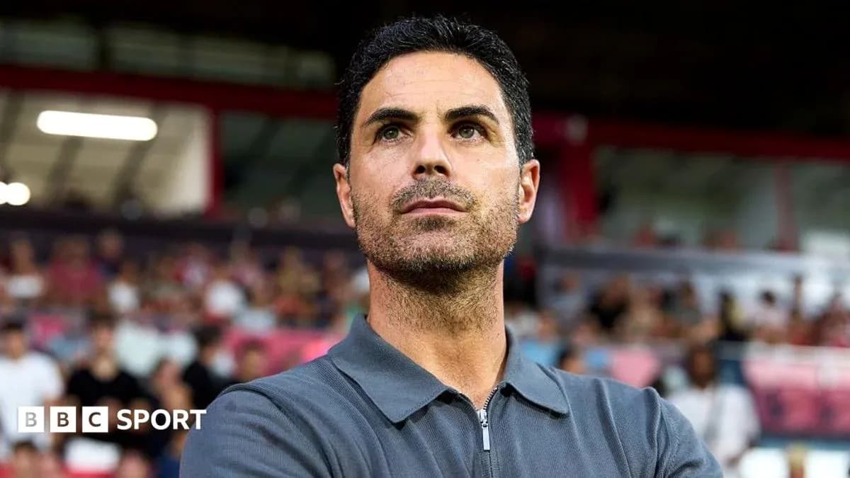 Entrenador observando el partido desde la banda
