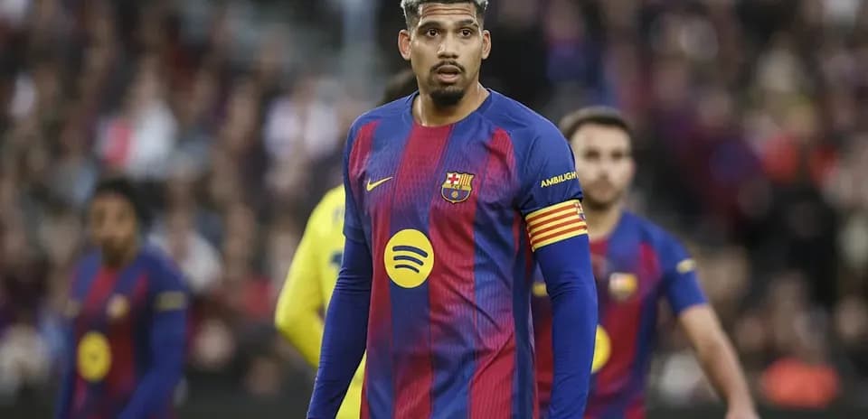 Jugador del Barcelona con cinta de capitán en el campo