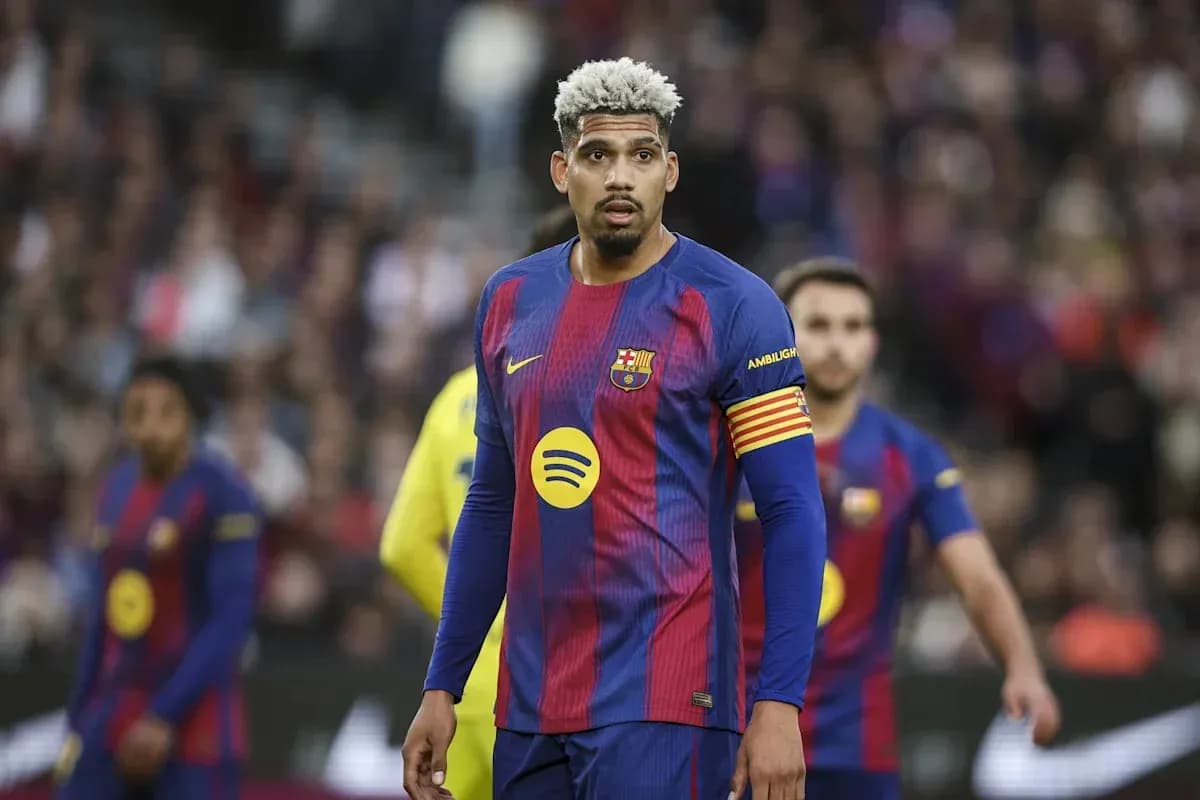 Jugador del Barcelona con cinta de capitán en el campo
