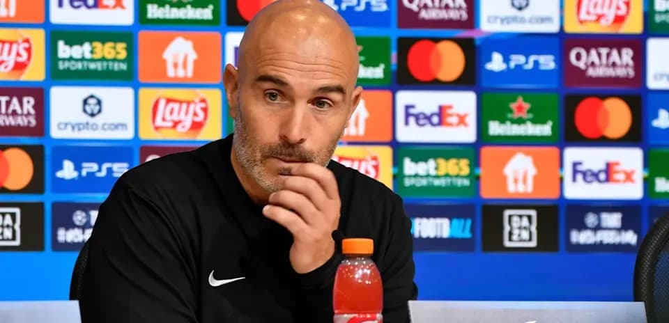 Entrenador hablando en rueda de prensa de la UEFA