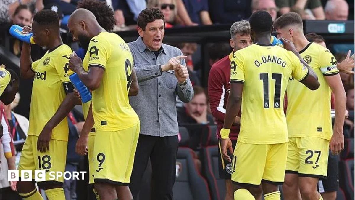 Entrenador dando instrucciones a los jugadores en banquillo