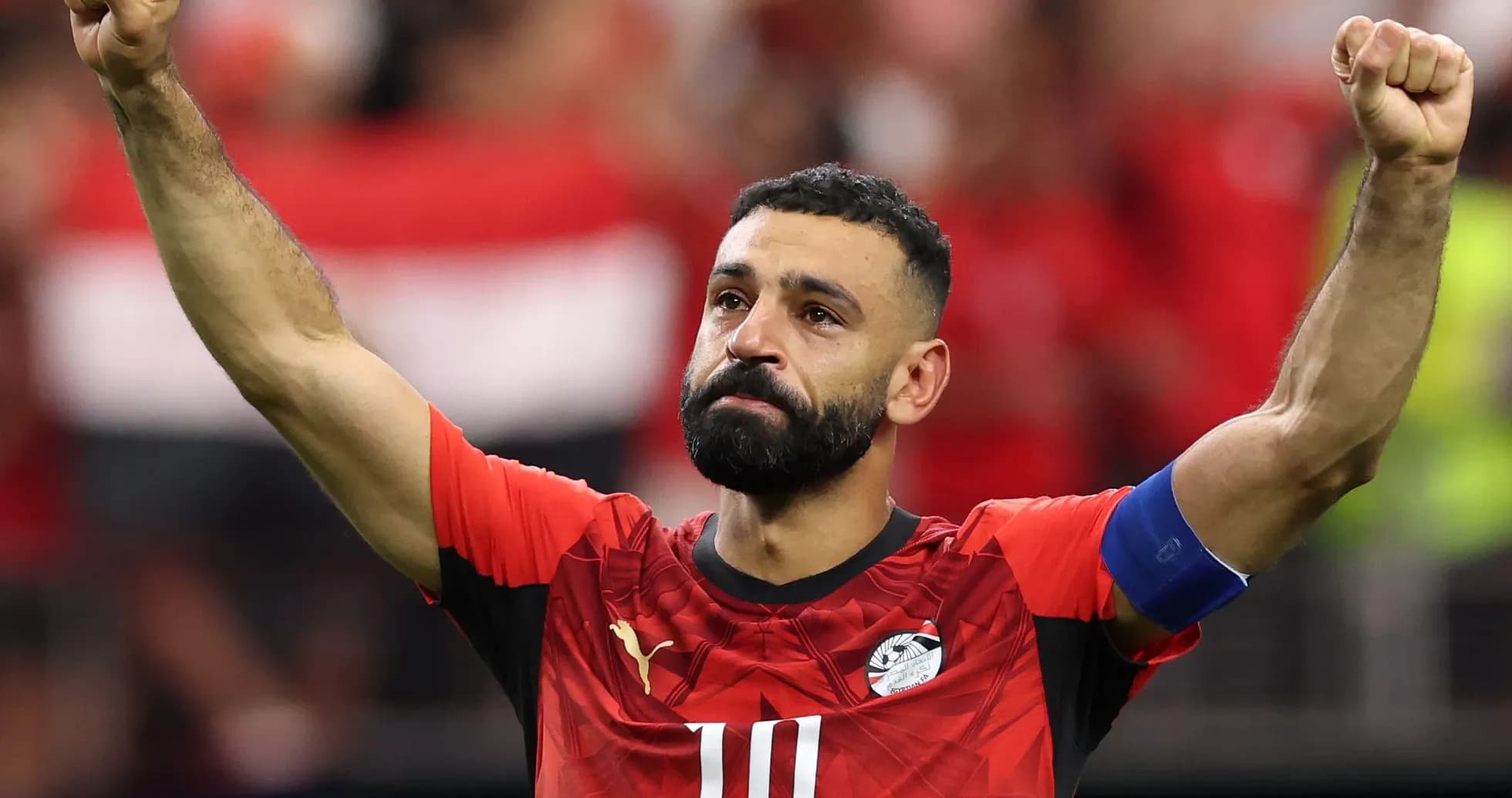 Jugador egipcio celebrando con el puño en alto