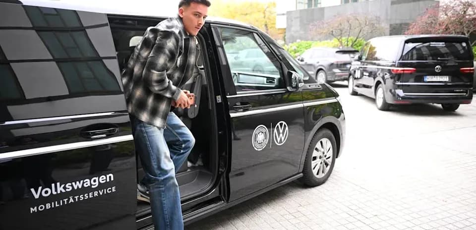 Jugador saliendo de un vehículo Volkswagen en la calle