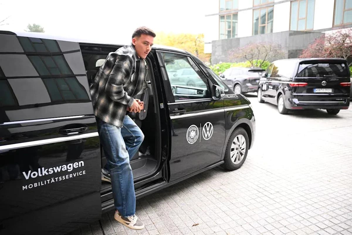 Jugador saliendo de un vehículo Volkswagen en la calle
