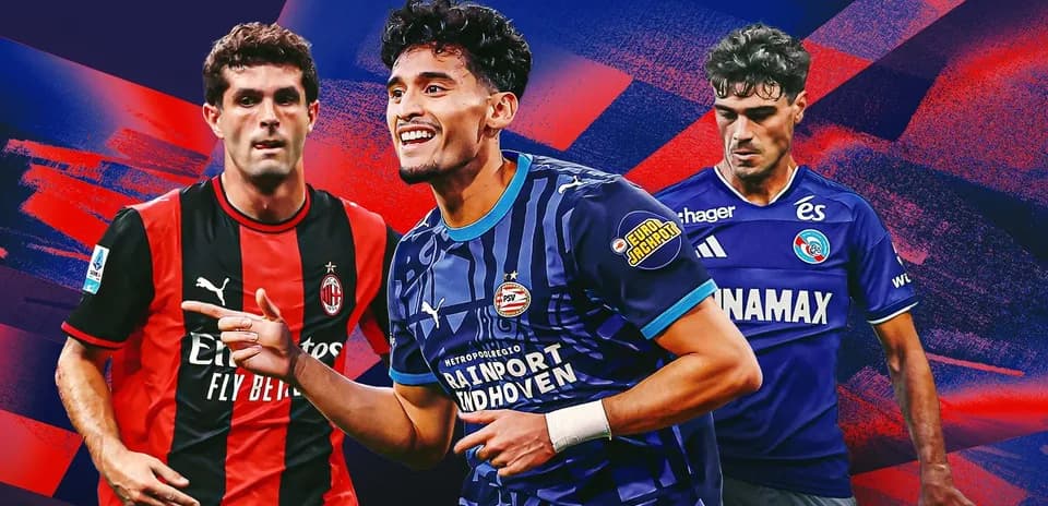 Tres futbolistas en acción con camisetas de clubes