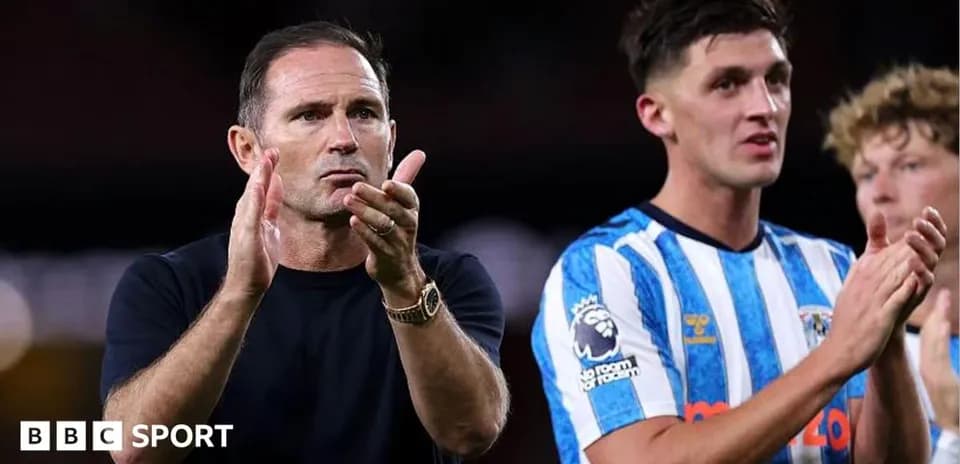 Entrenador aplaudiendo junto a jugador tras partido