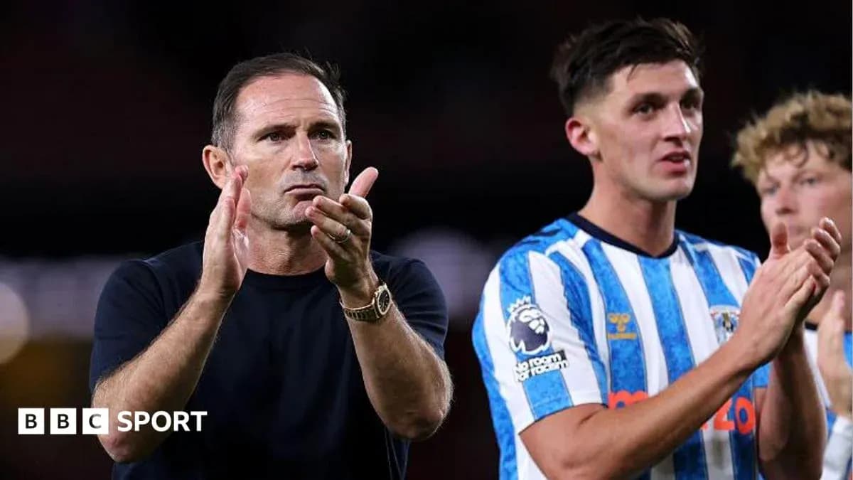 Entrenador aplaudiendo junto a jugador tras partido