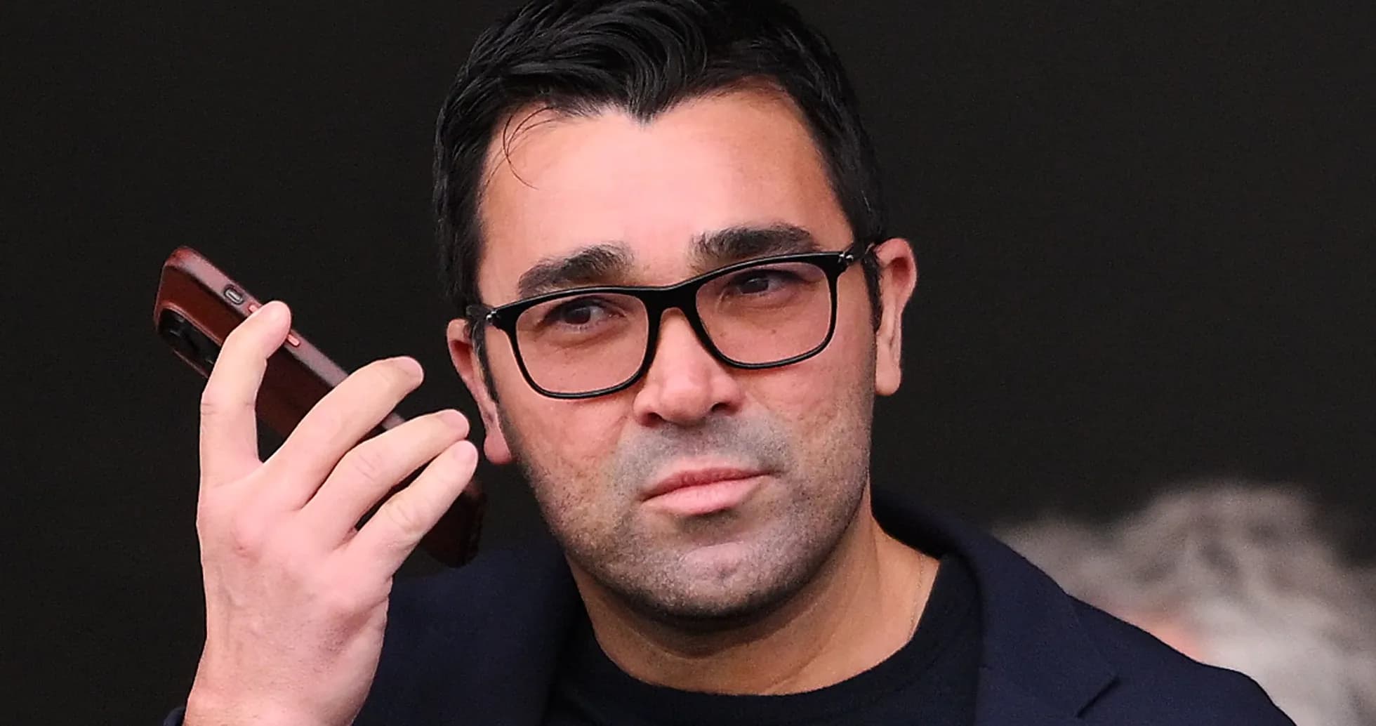 Hombre con gafas hablando por teléfono