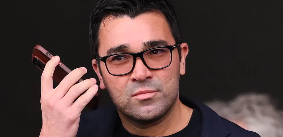 Hombre con gafas hablando por teléfono