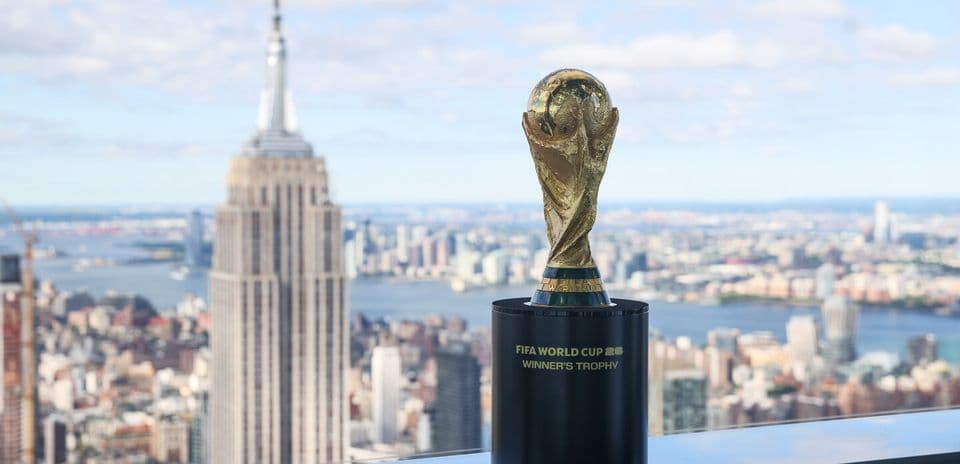 Trofeo de la Copa Mundial FIFA frente a la ciudad