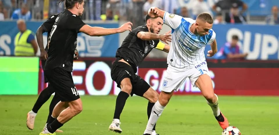Jugador de Universitatea Craiova driblando a oponentes