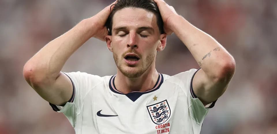 Jugador de Inglaterra con manos en la cabeza durante partido
