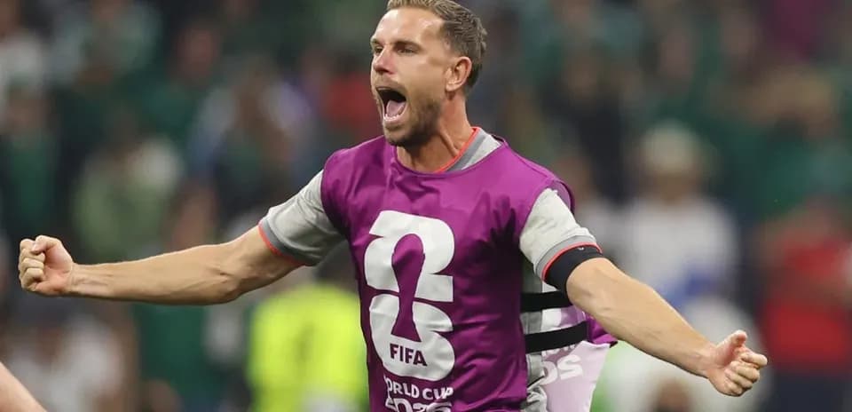 Jugador celebrando en el campo durante el partido