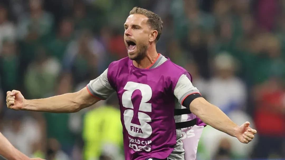 Jugador celebrando en el campo durante el partido