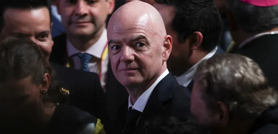 Gianni Infantino en evento rodeado de personas
