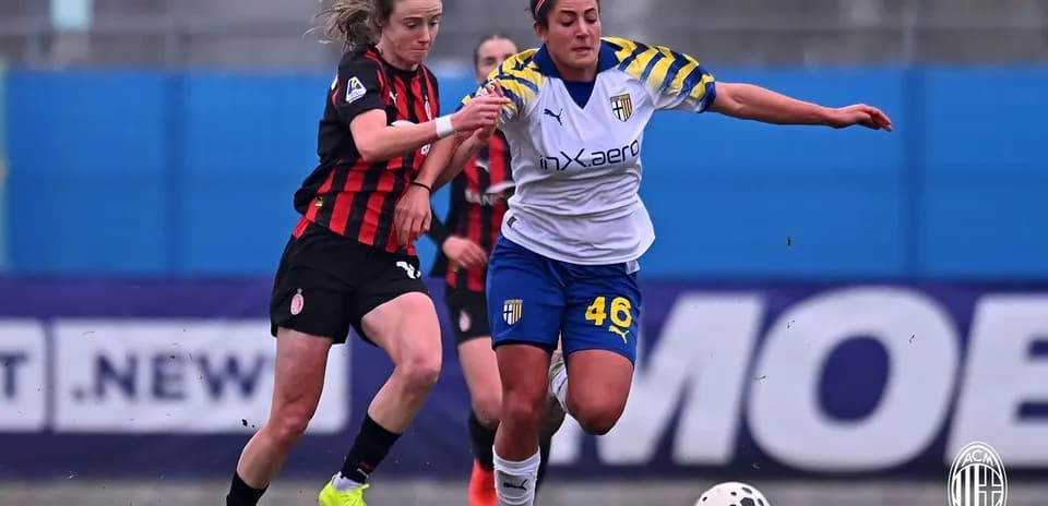 Jugadora de AC Milan W persigue a jugadora de Parma W