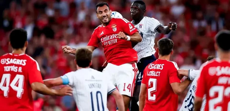 Jugadores de Aarhus y Benfica en acción