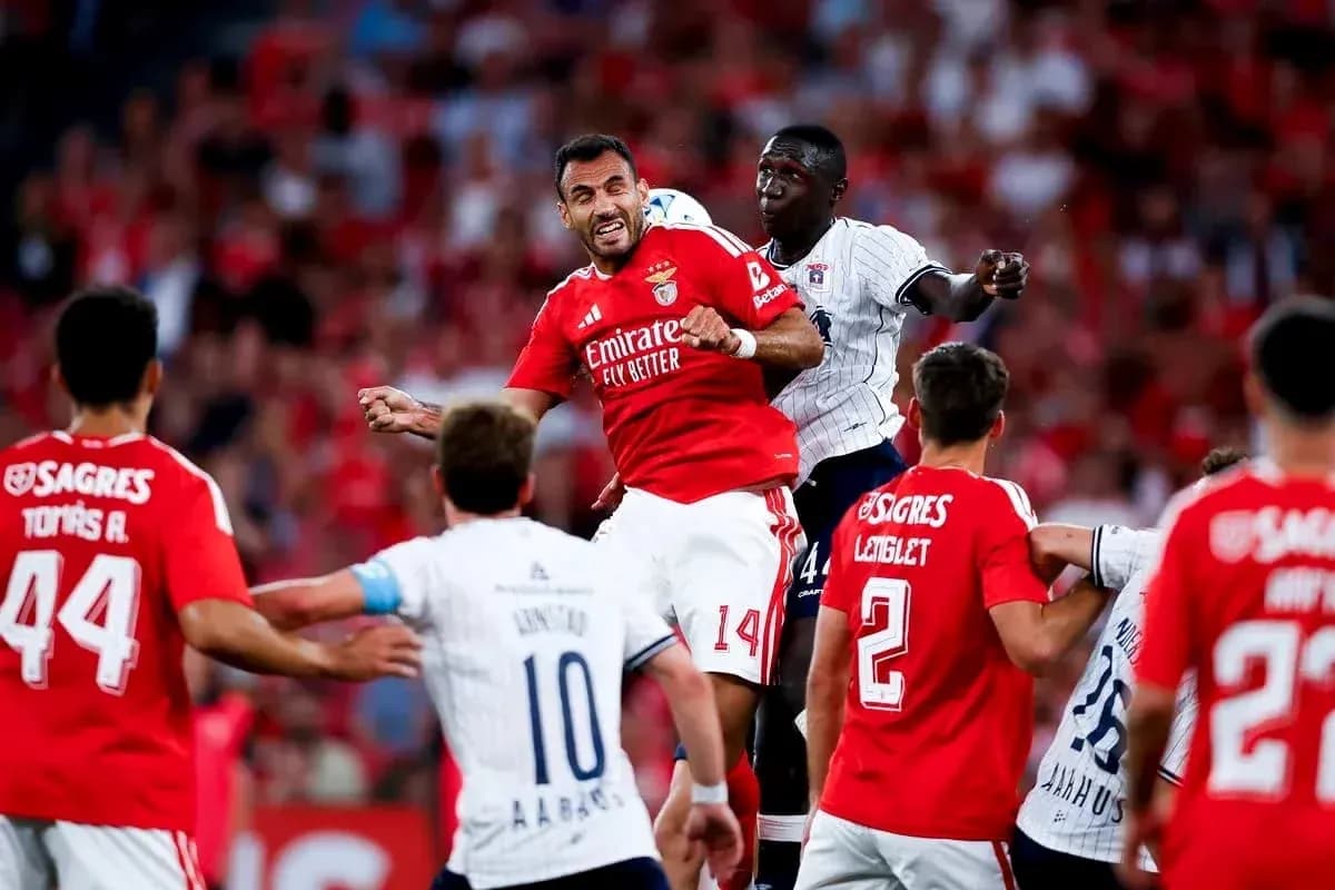 Jugadores de Aarhus y Benfica en acción