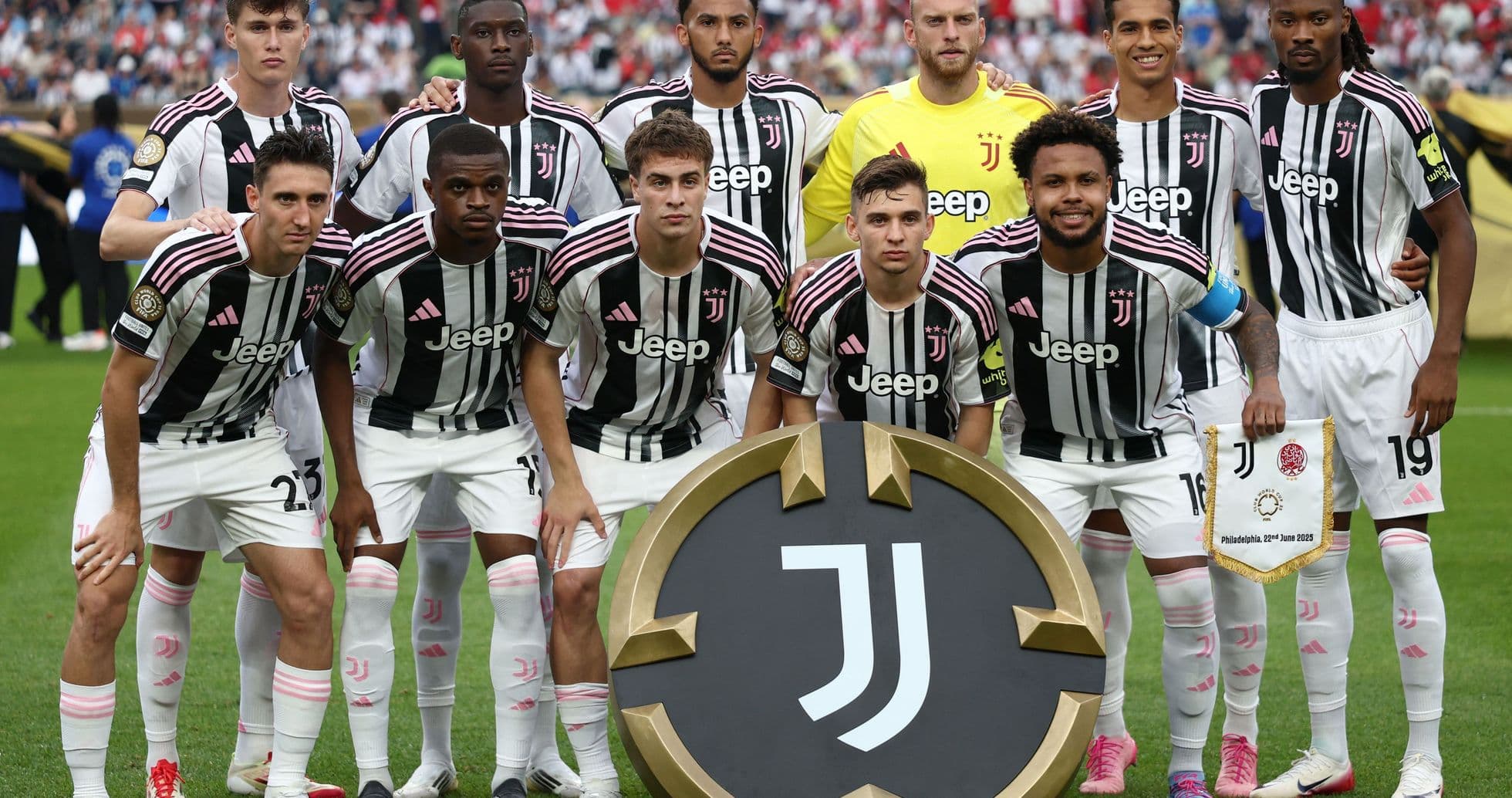 Equipo de Juventus posando antes del partido