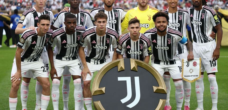 Equipo de Juventus posando antes del partido