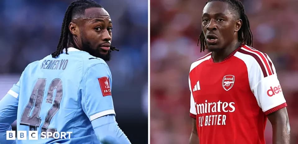 Dos jugadores en sus respectivas camisetas de equipo