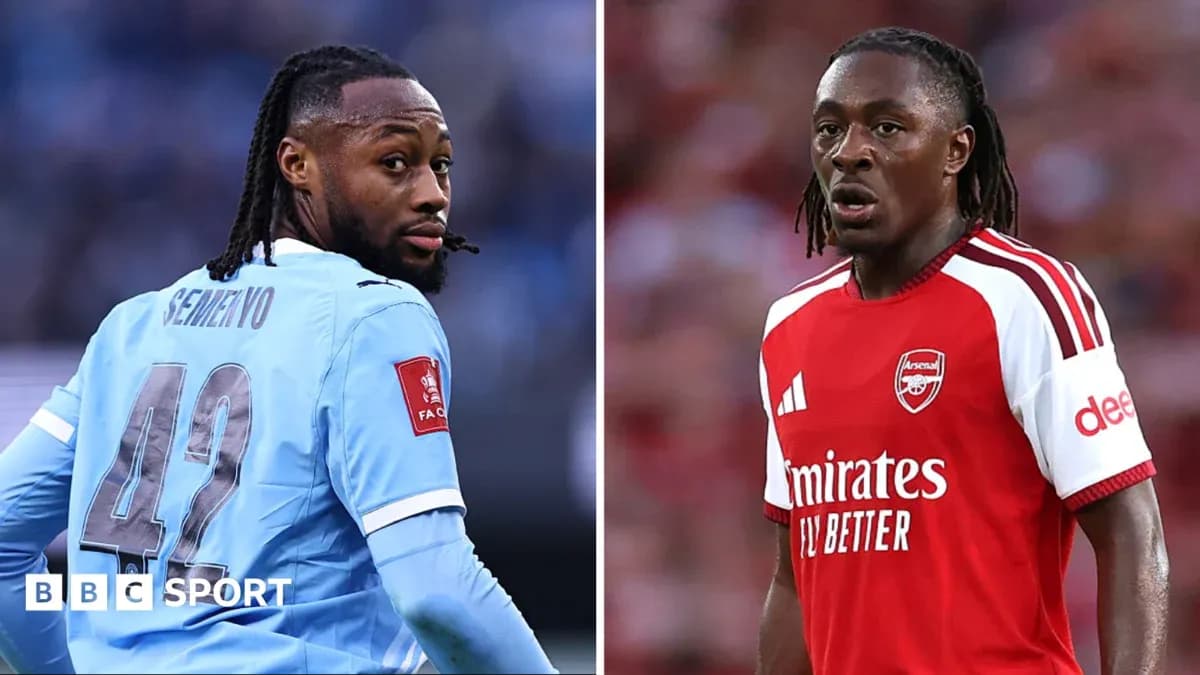 Dos jugadores en sus respectivas camisetas de equipo