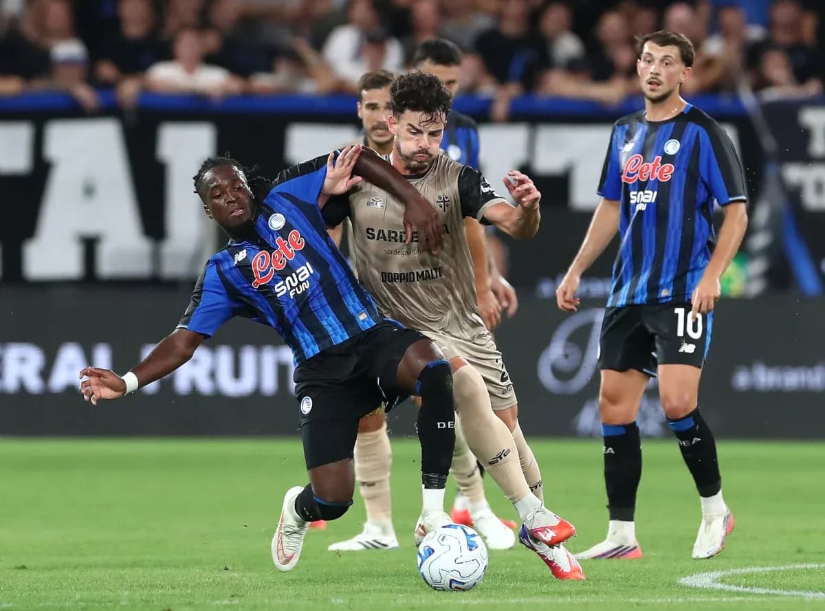 Jugadores de Atalanta y Cagliari en acción