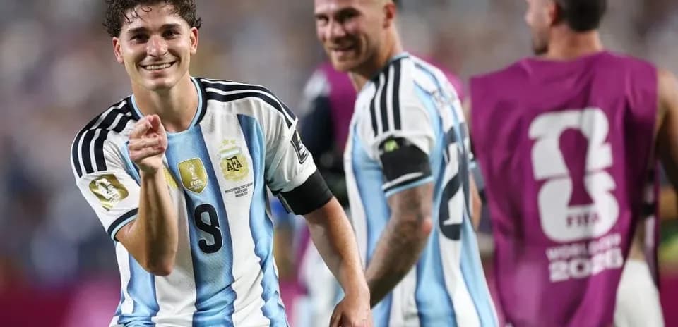 Jugador argentino celebrando con compañeros en el campo