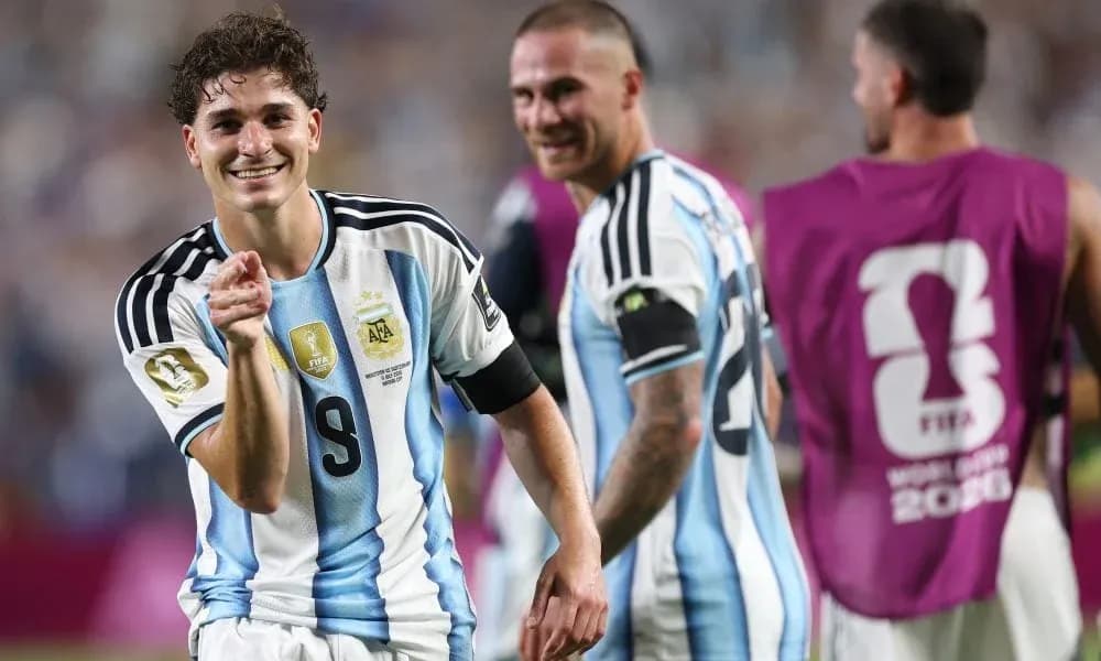 Jugador argentino celebrando con compañeros en el campo