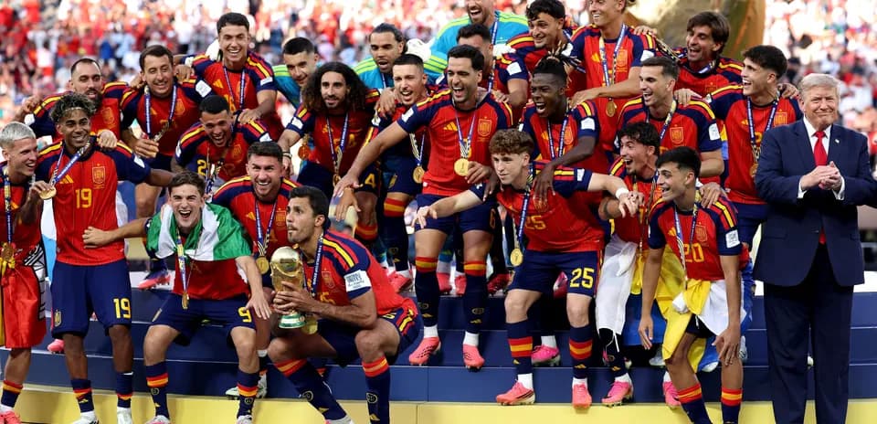 Equipo de España celebrando con trofeo de campeón