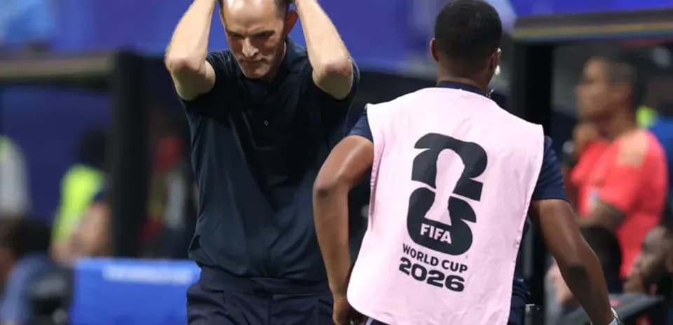 Entrenador preocupado durante el partido de la Copa Mundial