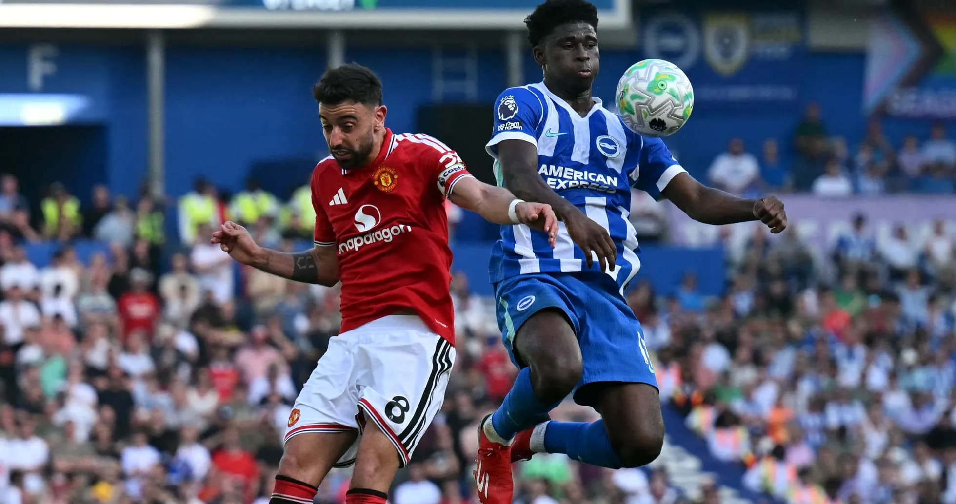Bruno Fernandes y jugador de Brighton en acción