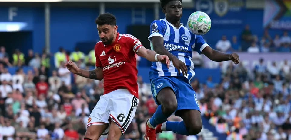 Bruno Fernandes y jugador de Brighton en acción