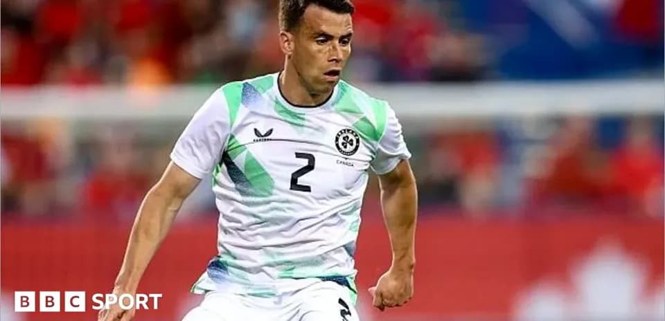 Jugador corriendo en el campo durante un partido