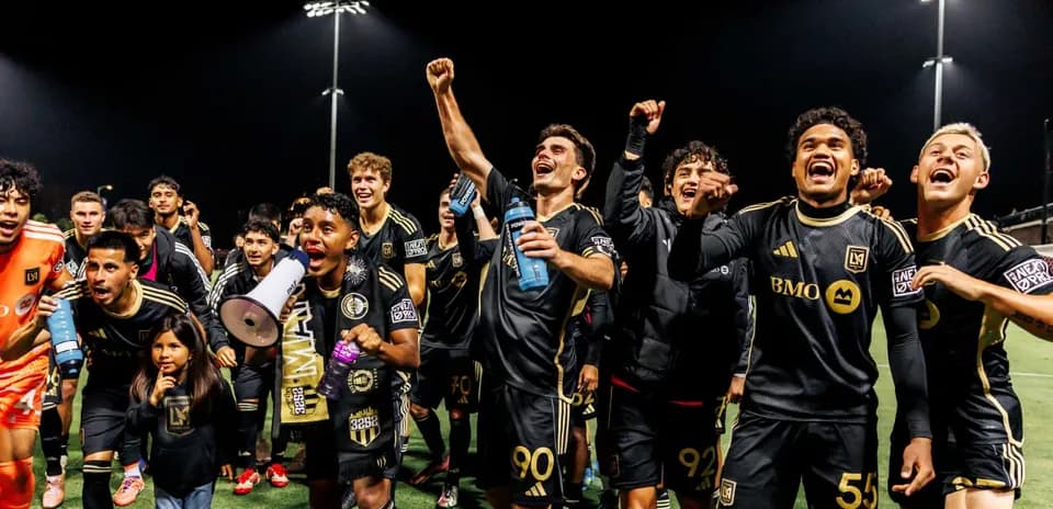 Jugadores celebrando una victoria en el fútbol