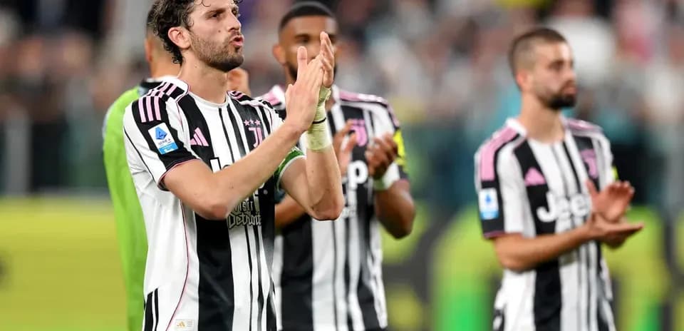 Jugadores de Juventus aplaudiendo al público