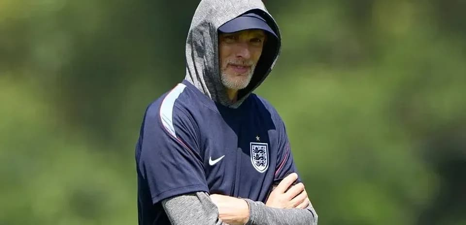 Entrenador de Inglaterra con capucha en campo